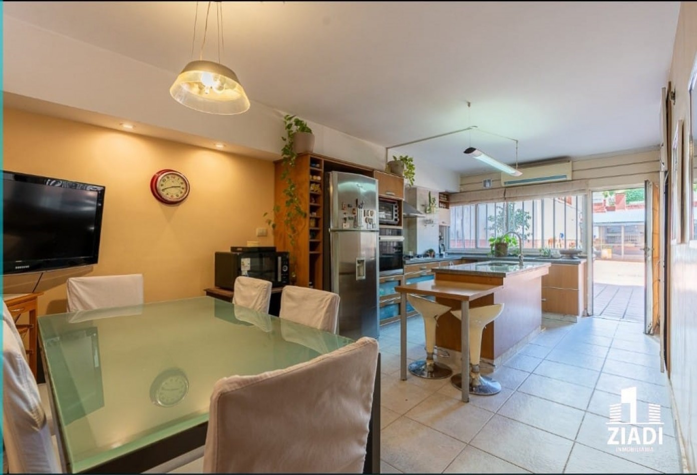 Departamento de 3 dormitorios con amplio patio y quincho propio