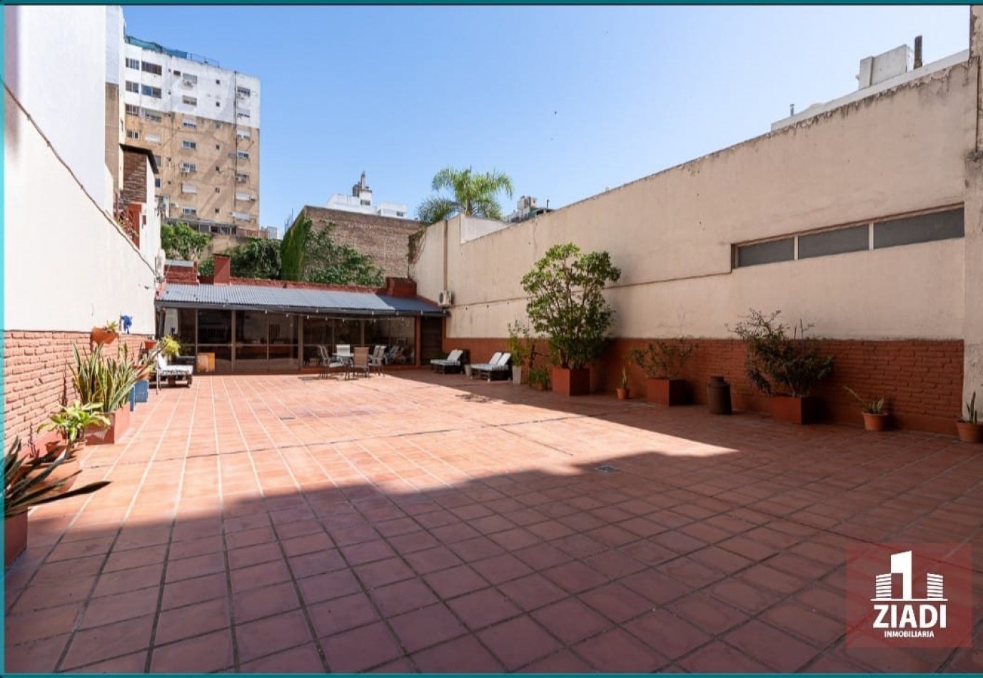 Departamento de 3 dormitorios con amplio patio y quincho propio
