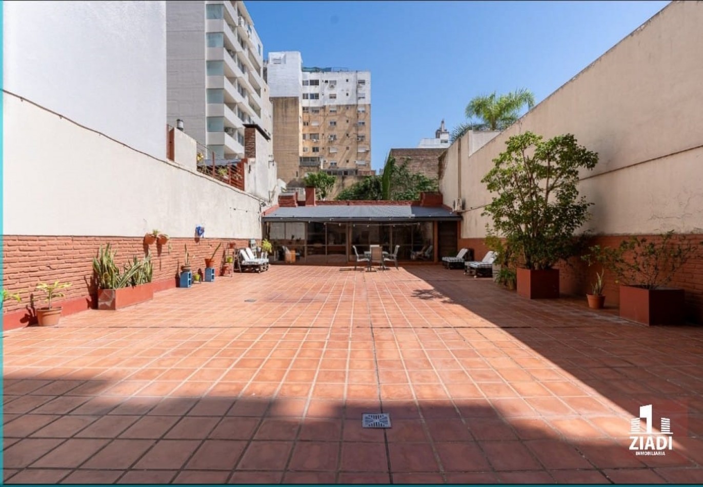 Departamento de 3 dormitorios con amplio patio y quincho propio