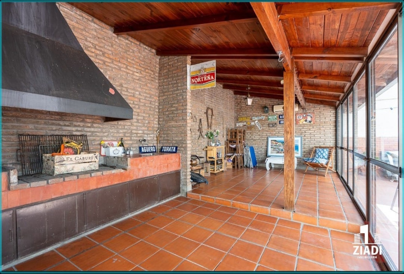 Departamento de 3 dormitorios con amplio patio y quincho propio