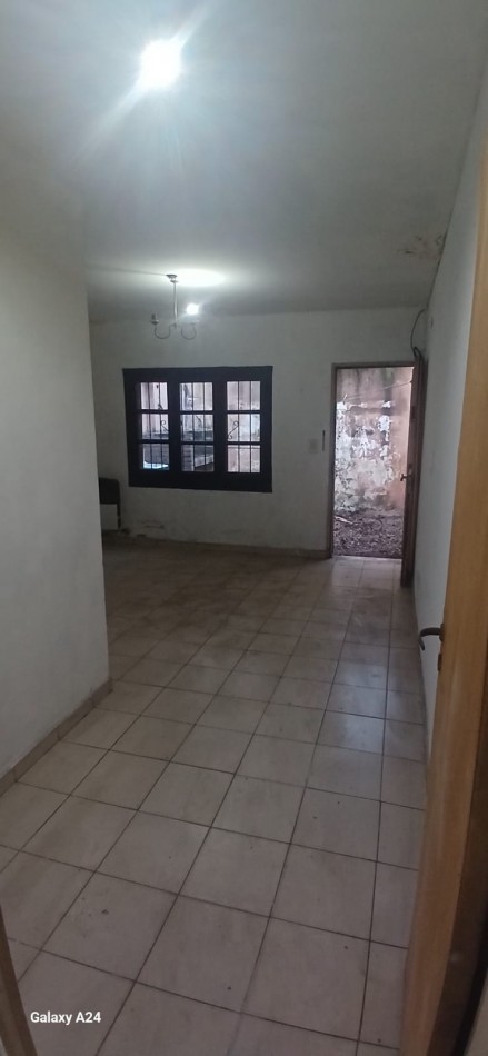 Venta local a la calle con monoambiente y deposito