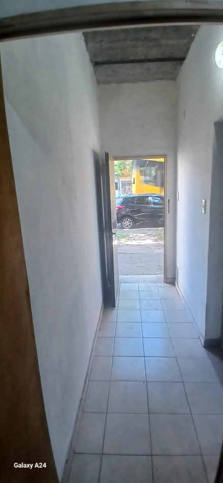 Venta local a la calle con monoambiente y deposito
