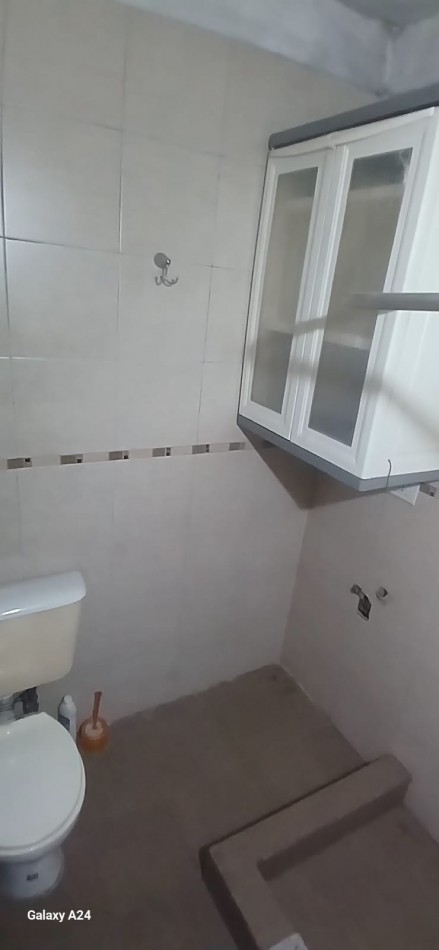 Venta local a la calle con monoambiente y deposito