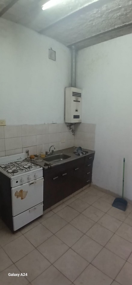 Venta local a la calle con monoambiente y deposito