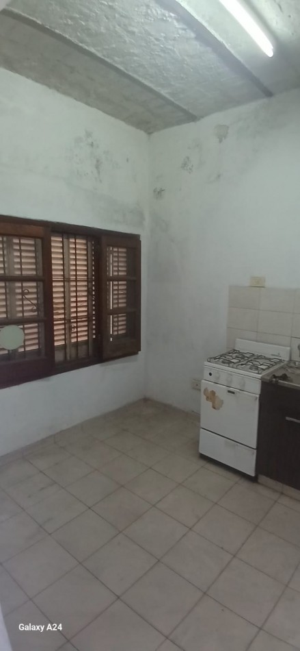 Venta local a la calle con monoambiente y deposito