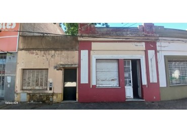 Venta local a la calle con monoambiente y deposito